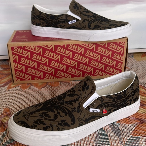 Vans Shoes - Vans WMNS Classic Slip-On
Skull Tapestry Grape Leaf
VN0A5A080FI
Sneakers